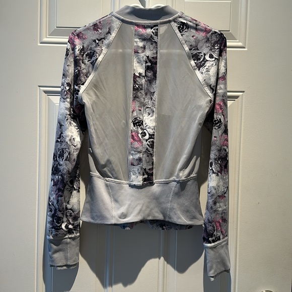 Lululemon Very Gently used Zip Up with Mesh back - Size 4 - Picture 3 of 5